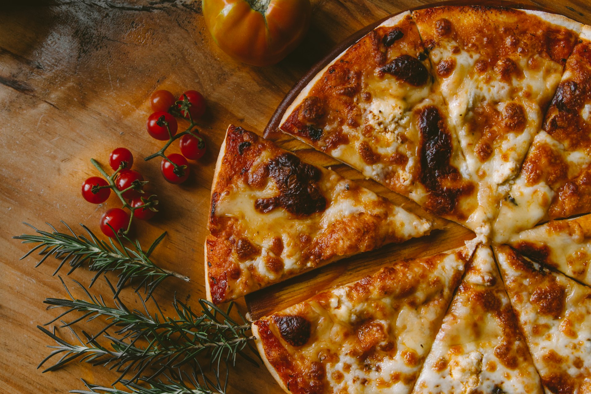 Pizza artesanal italiana recién salida del horno