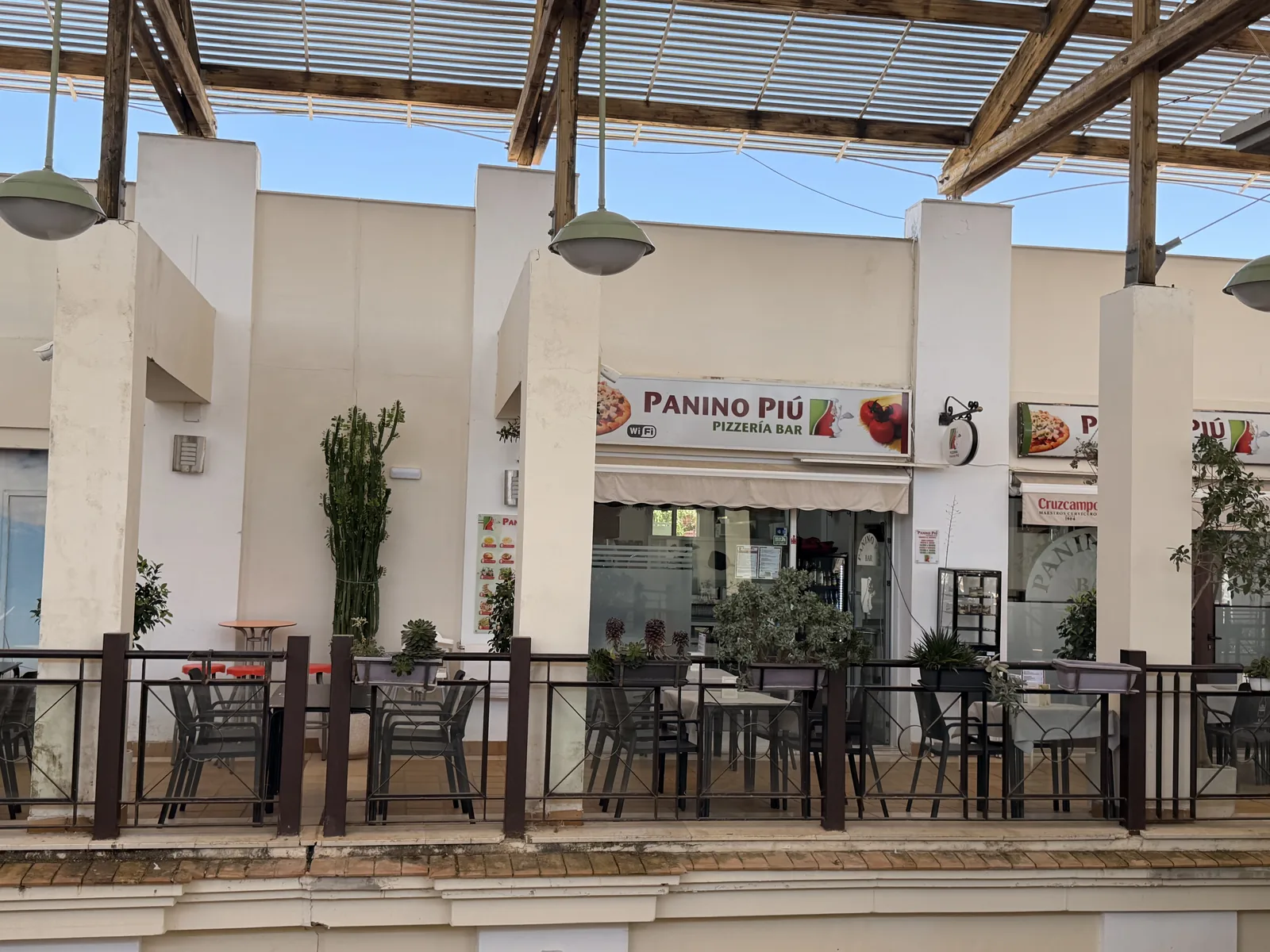 Terraza real de Panino Più en Costa Ballena